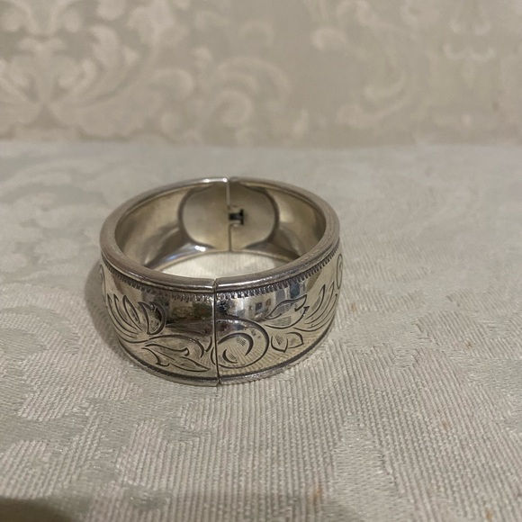 Brighton Wide Hinged Bangle - Picture 2 of 7